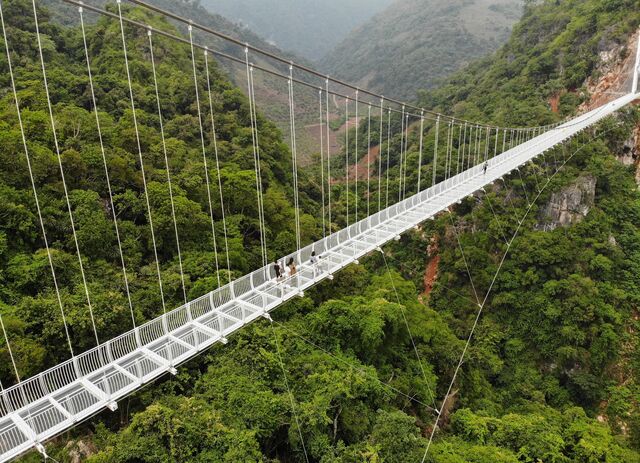 Vista aérea da ponte de vidro na provincia de Son La, Vietname