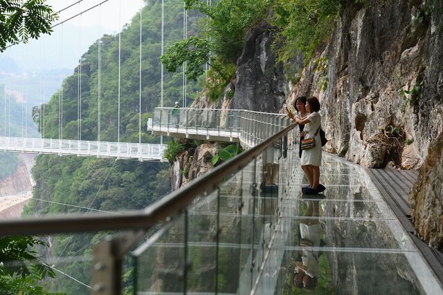 Visitantes da ponte Bach Long, Vietname