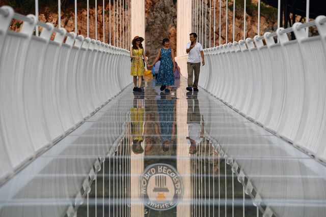Visitantes da ponte Bach Long, Vietname