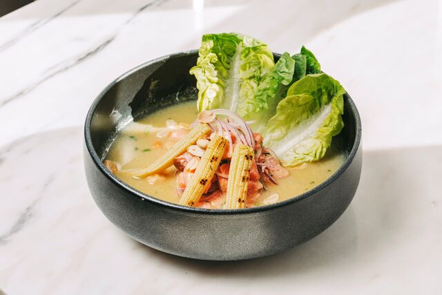 Ceviche de salmão, leite tigre e milho