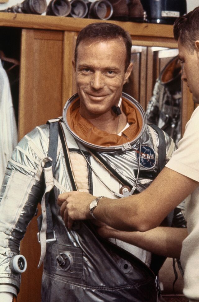 Scott Carpenter veste o fato do Projecto Mercúrio que irá usar no voo orbital MA-7