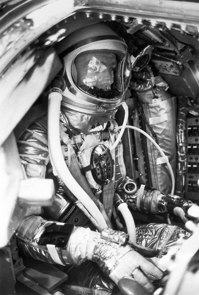 Scott Carpenter dentro da nave espacial Aurora 7 antes da descolagem, com o seu Breitling Navitimer Cosmonaute no pulso