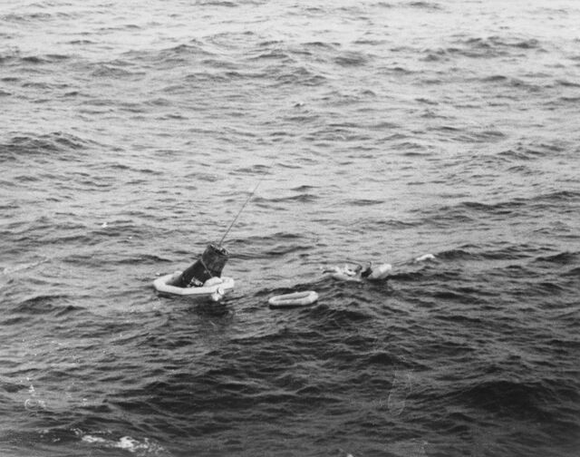 Scott Carpenter, piloto principal da missão Mercúrio Atlas 7, a ser recuperado do Oceano Atlântico após o voo MA-7