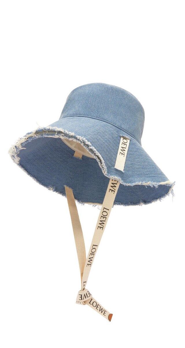 Chapéu em denim, € 450, Loewe