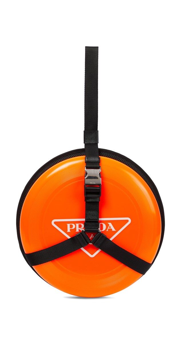 Frisbee em plástico com fitas de transporte, € 490, Prada