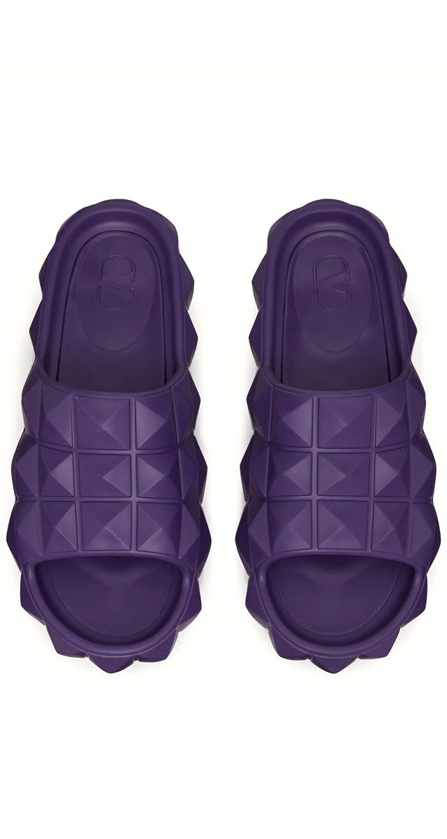 Sandálias slide Roman Stud Turtle em borracha, € 450, Valentino