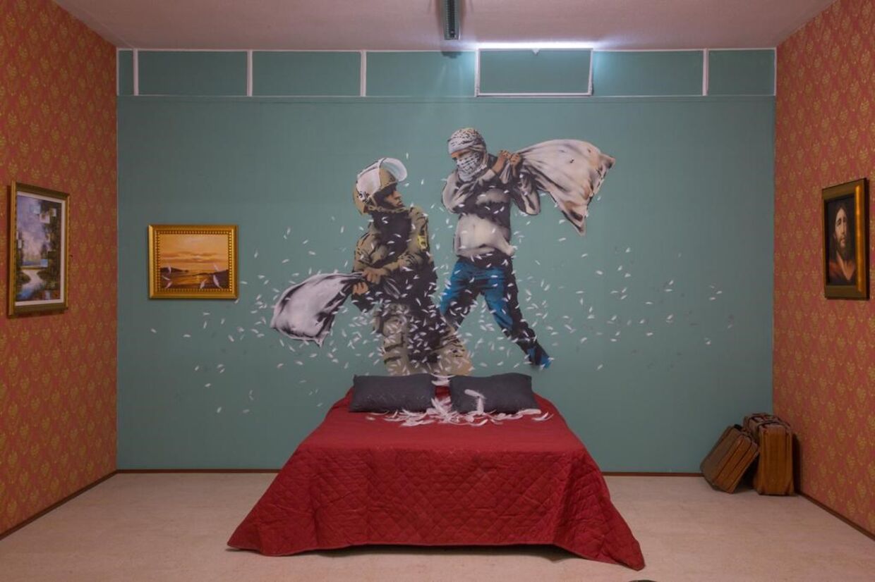 "Israeli and Palestinian pillow fight" de Banksy