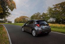 Mazda2, híbrido mais híbrido não há