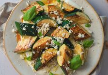 Receita: curgete salteada, mel, feta e iogurte, pelo chef Miguel Mesquita