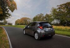 Mazda2, híbrido mais híbrido não há