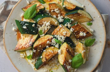 Receita: curgete salteada, mel, feta e iogurte, pelo chef Miguel Mesquita