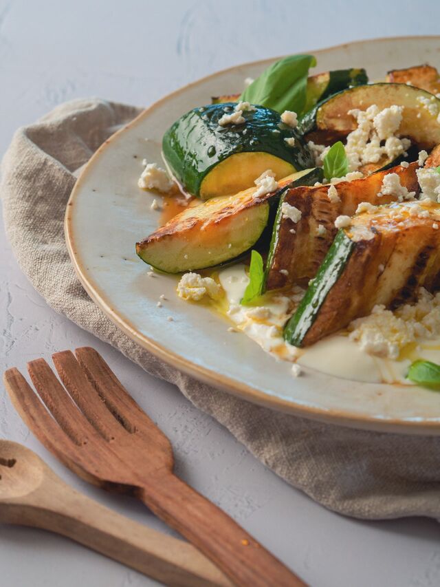 Receita: curgete salteada, mel, feta e iogurte