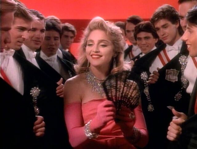 Madonna no videoclipe de "Material Girl" (1985)
