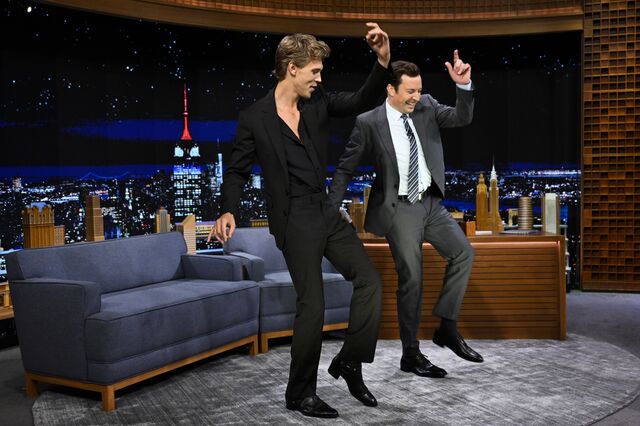 A ensinar a Jimmy Fallon no The Tonight Show os movimentos de dança que usou no filme Elvis, 15 de Junho