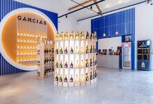 A nova boutique de bebidas que parece uma barrica e abriu na Comporta