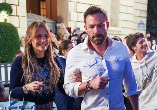 Ben Affleck exibe relógios raros em Paris