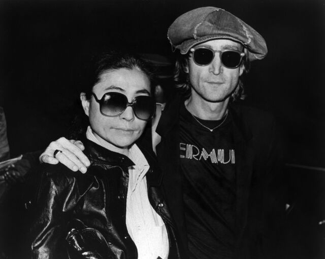 Yoko Ono e John Lennon na entrada do edifício (1980)