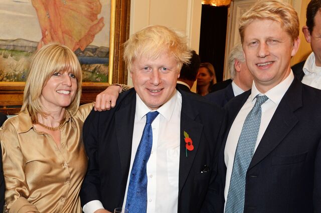 Rachel Johnson, Boris Johnson e Jo Johnson assistem ao lançamento do "The Churchill Factor": Como um só homem fez história" (2014)