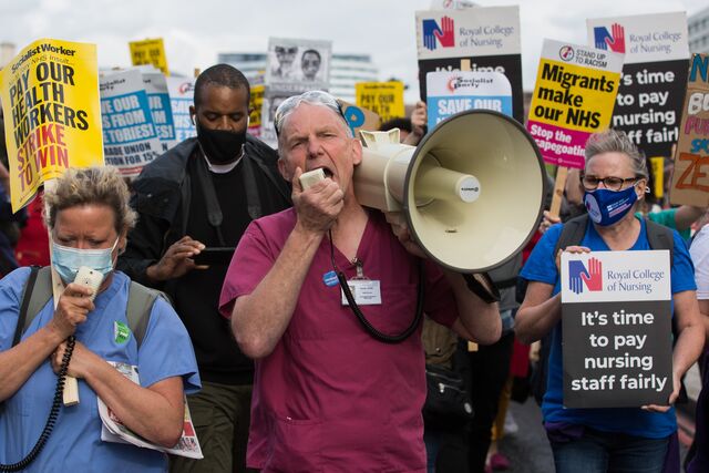 Profissionais de saúde em protesto no St Thomas' Hospital, Inglaterra (2021)