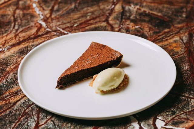 Tarte de Chocolate com flor de sal e gelado de baunilha