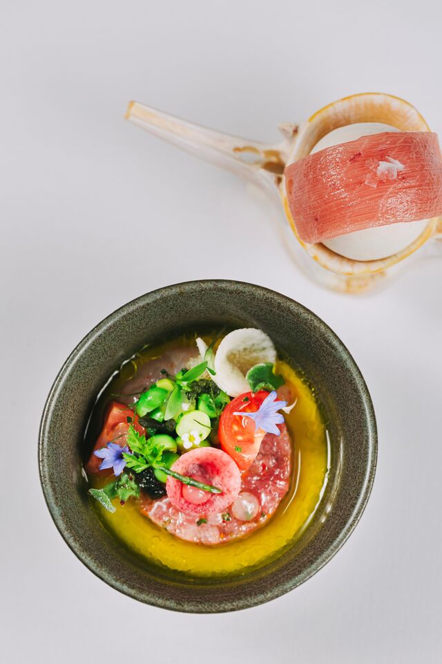 Atum rabilho com gamba branca, açafrão, tomate e manjericão