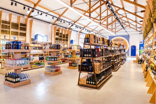 A boutique tem parcerias com a Santini, a Riedel e a Chocolates Neuhaus