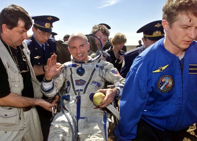 Em abril de 2002, o empresário norte-americano Dennis Tito viajou até à Estação Espacial Internacional (ISS), tornando-se o primeiro turista espacial do mundo