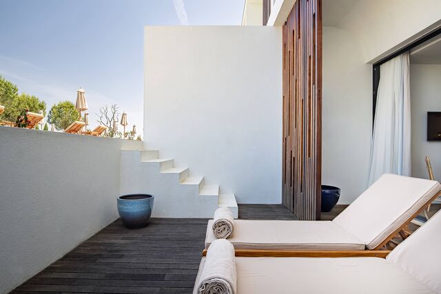 Um quarto com terraço.