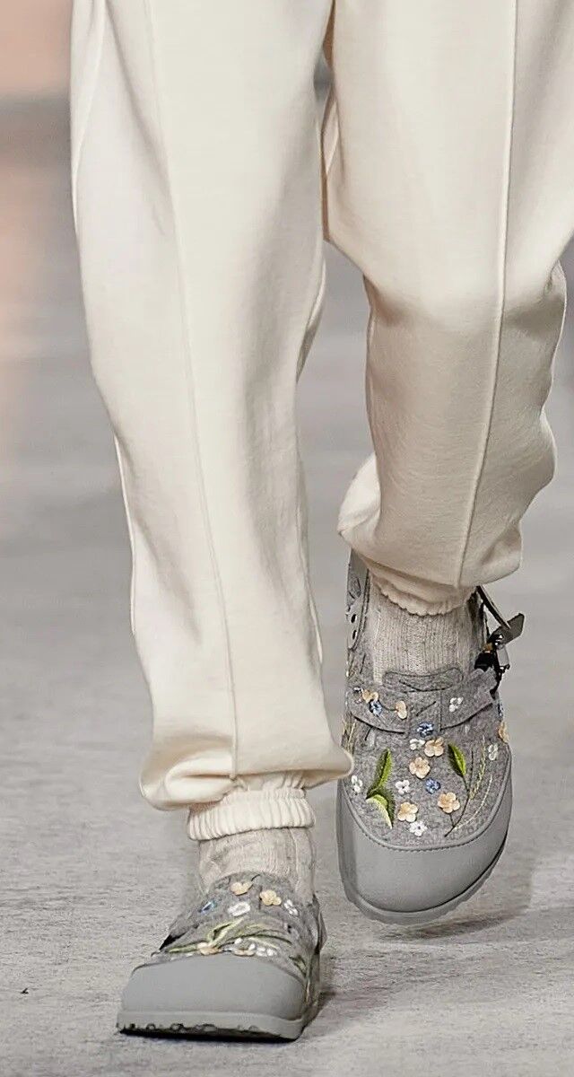 Mules Tokio bordadas no desfile Dior Homme Inverno 2022/23