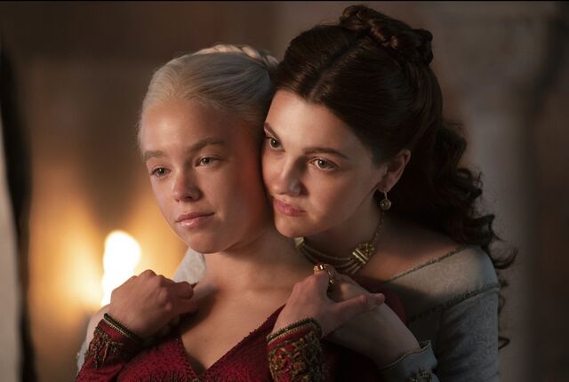 Milly Alcock e Emily Carey em 'Casa do Dragão' (2022)