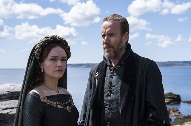 Rhys Ifans e Olivia Cooke em 'Casa do Dragão' (2022)