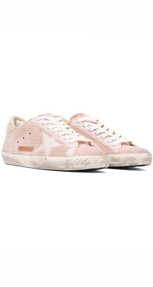 Ténis Superstar em veludo cotelê, €395, Golden Goose no MyTheresa