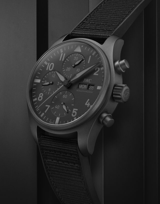 Modelo em Ceratanium da linha de relógios Top Gun Pro Pilot da IWC
