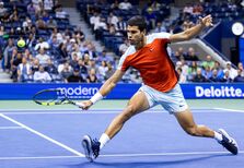 Será Carlos Alcaraz a nova promessa do ténis? Do já famoso behind-the-back shot aos recordes