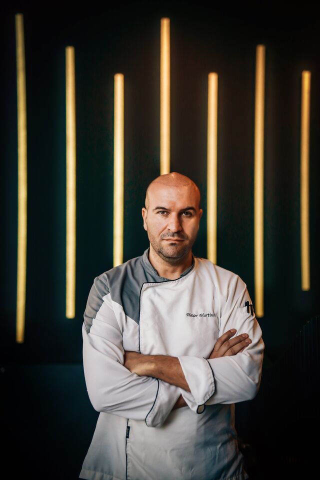Setubalense, Hélder Martins passou pelos estrelados Arzak e The Fat Duck, antes de regressar a Portugal, onde permaneceu durante sete anos no icónico Tavares Rico