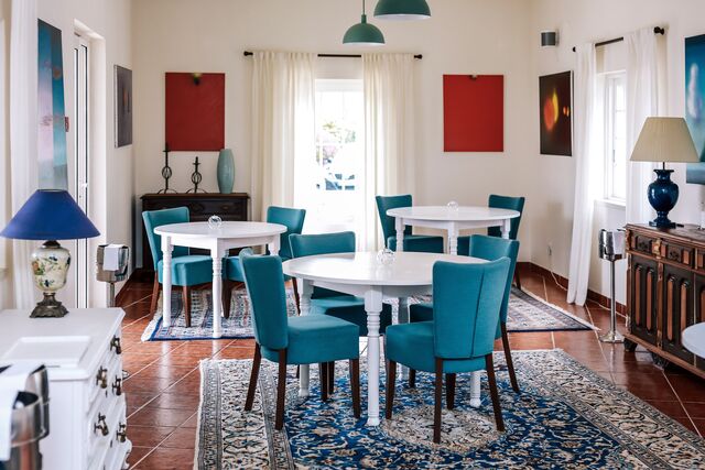 No total há 15 lugares disponíveis, que distribuem os comensais entre o pátio exterior e o espaço interior, a lembrar uma sala de jantar doméstica