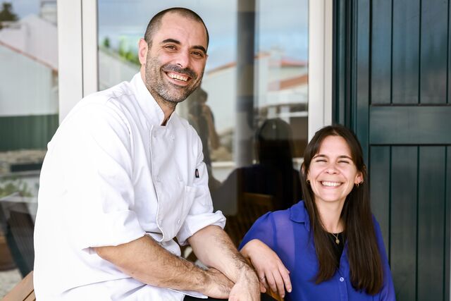 Javier e Vera distribuem-se respetivamente entre a cozinha e a sala. Até agora sozinhos neste projeto de vida, no final do verão a equipa duplicará