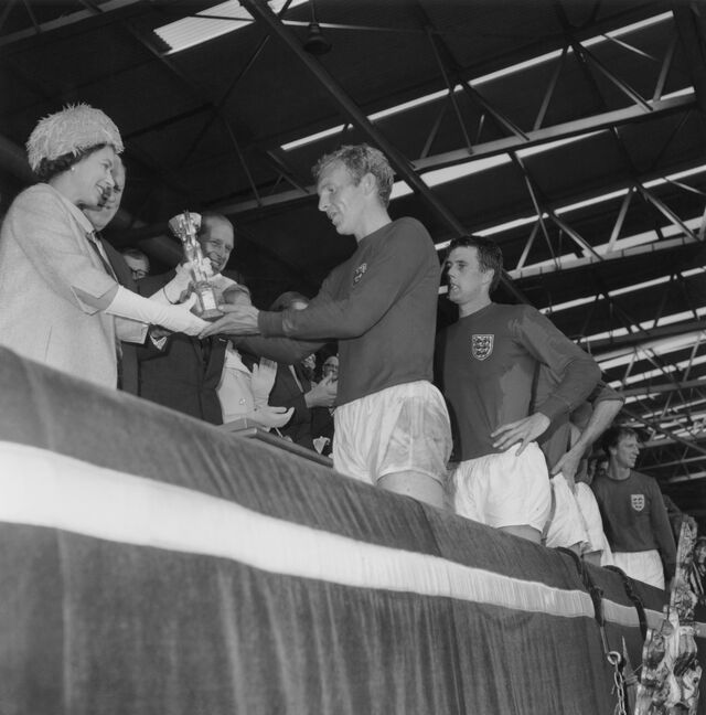 A rainha Isabel II entrega o troféu ao capitão inglês, Bobby Moore, 1966.