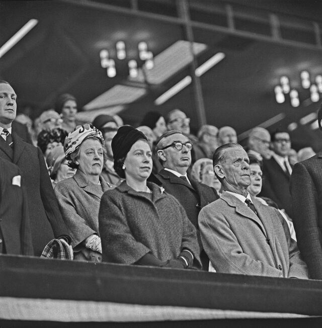 Rainha Isabel II a ver a final da FA Cup de 1965 no estádio de Wembley, Londres.