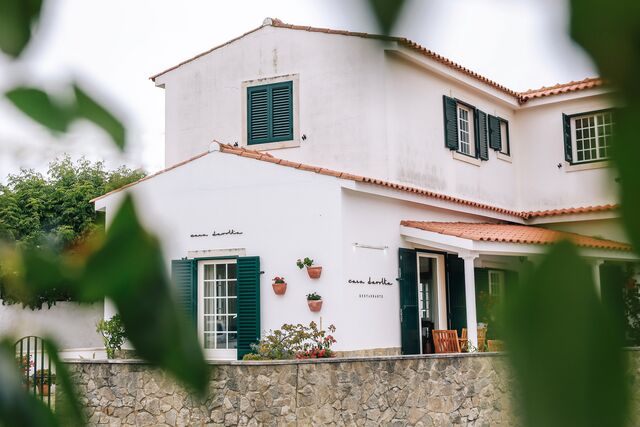 O restaurante Casa Davolta localiza-se no rés do chão de uma típica habitação portuguesa, onde somente uma discreta placa o denúncia
