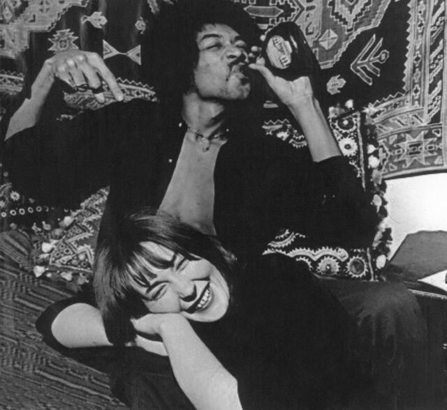 Jimi Hendrix a beber Mateus Rosé