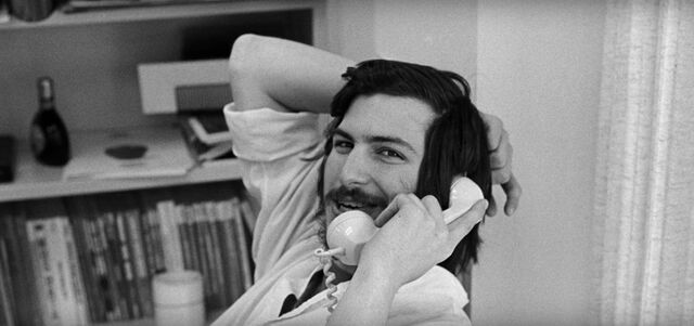 Steve Jobs com uma garrafa de Mateus na estante