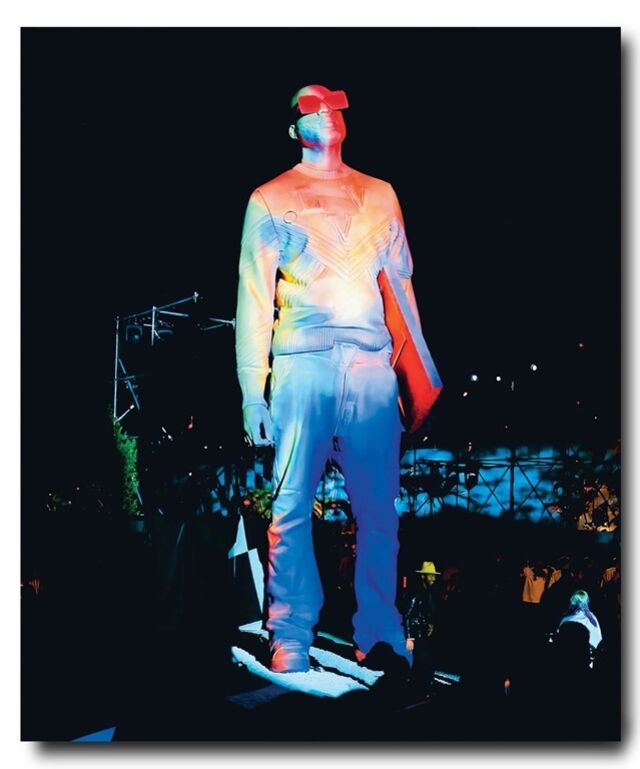 A estátua de Virgil no desfile póstumo da coleção primavera/verão 2022 da Louis Vuitton