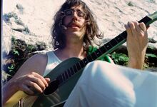 Tim Bernardes: “É muito bom conseguir cantar com um sorriso algo que antes era apenas tristeza”