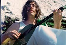 Tim Bernardes: “É muito bom conseguir cantar com um sorriso algo que antes era apenas tristeza”