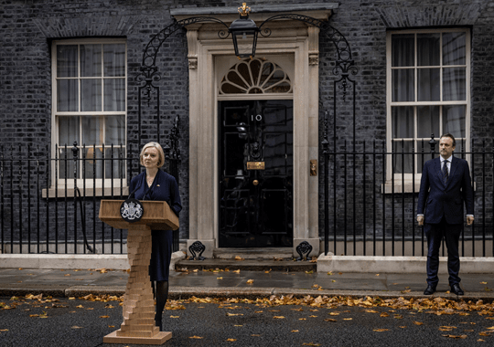 Liz Truss: a demorada ascensão e rápida queda da Primeira-Ministra britânica que menos tempo deteve o cargo