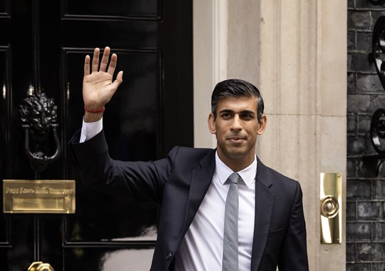 Colecionador de Coca-Colas e mais rico que o rei de Inglaterra. Ponto a ponto, o que sabemos sobre Rishi Sunak