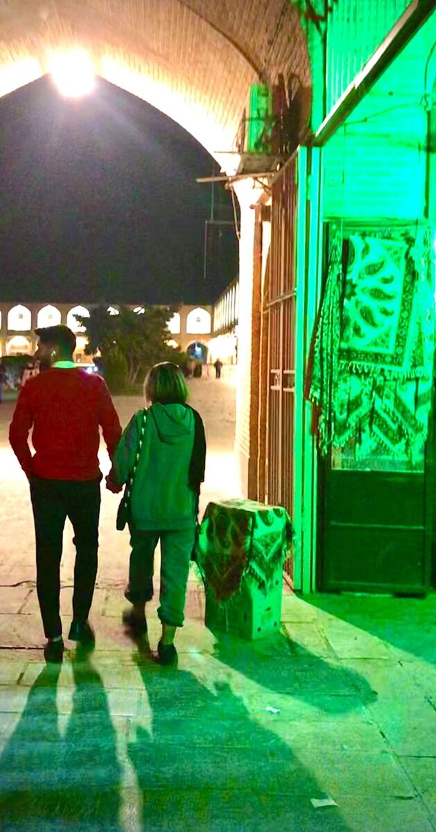 Um casal de namorados a passear de mão dada, que até há pouco tempo não era muito comum.