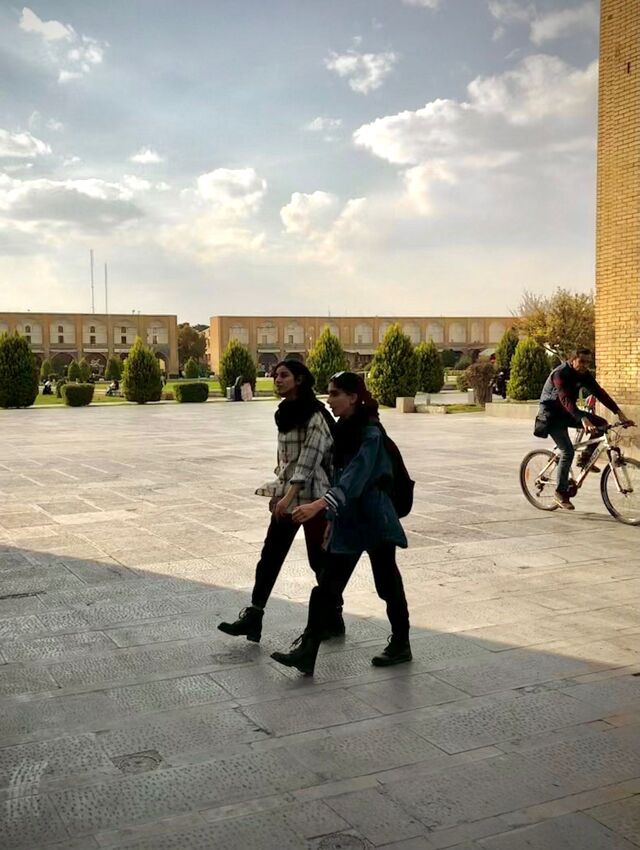 Já se torna mais comum ver mulheres sem o hijab.