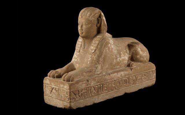 Esfinge de Nectanebo I. Egito, reinado de Nectanebo I (380-361 a. C.). Arenito pintado. Museu do Louvre.